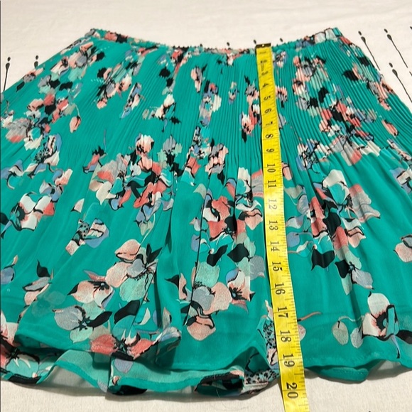 Elle Green Pleated  Floral Skater Mini Skirt.  Size 8 - Picture 7 of 8